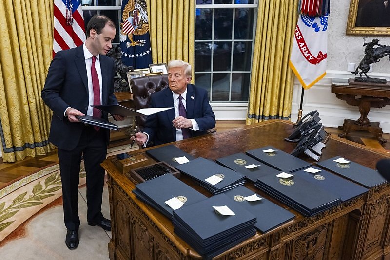 Trump signing pardons